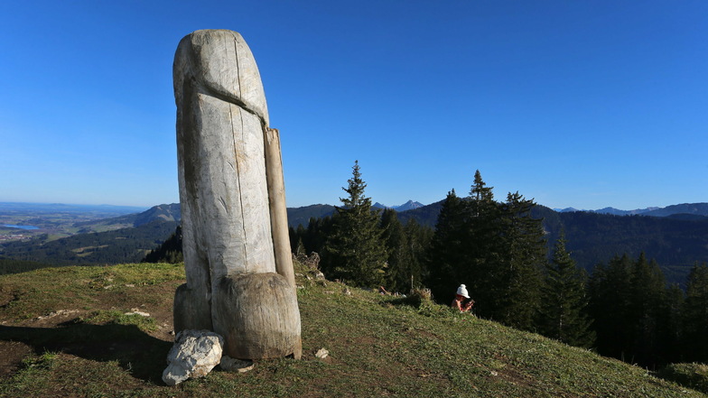 Die zwei Meter hohe Penis-Skulptur auf dem Grat des Grünten stand etwa vier Jahre lang. Nun ist der Holzpenis spurlos verschwunden.