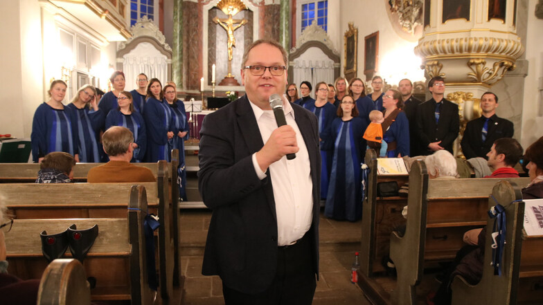 Thomas Lohse, Geschäftsführer des Sächsischen Chorverbandes, zeichnete den Großröhrsdorfer Gospelchor aus. Der musizierte jetzt beim Konzert in der Großröhrsdorfer Stadtkirche vor vollem Haus.