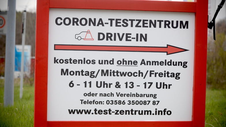 Die Hinweistafel für das Drive-in-Corona-Testzentrum in Seifhennersdorf.