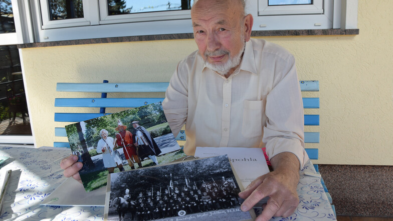 Reinhold Weise zeigt seine zusammengetragenen Fotos und Informationen über Spohla.