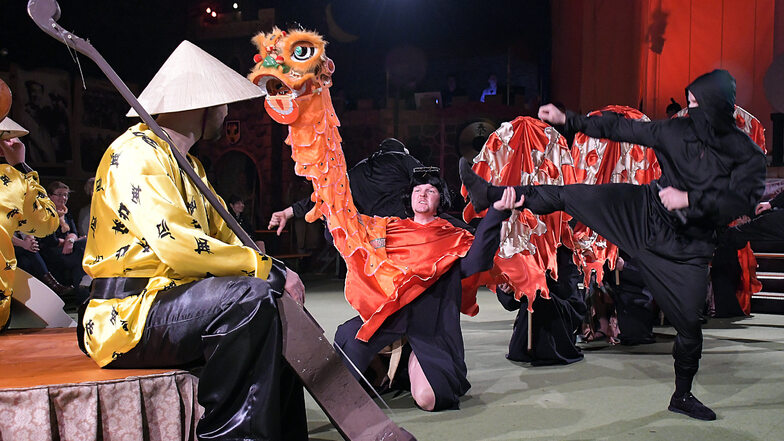 Bei ihrem Asienprogramm verwenden die Leisniger Karnevalisten sogar Originalteile, wie beispielsweise einen Drachenkopf. Auch darüber hinaus wird der CCL seinem Anspruch an auswendige Showteile und witzige Requisiten gerecht. Am Rosenmontag gibt es sozusa