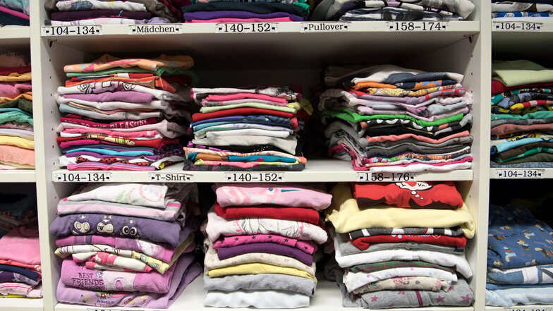ARCHIV - 01.06.2018, Hennigsdorf: Kleidung liegt in den Regalen einer Kleiderkammer. (zu dpa «Kleiderkammern in Sachsen sind gut gefüllt») Foto: /dpa +++ dpa-Bildfunk +++
Foto: dpa-Zentralbild
