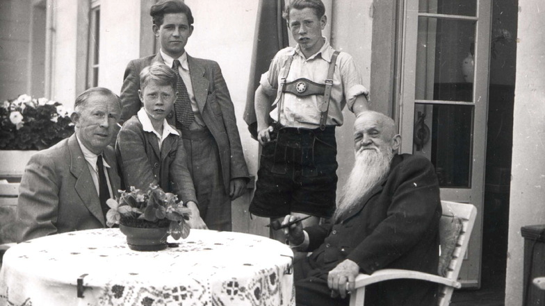1949: Der junge Kurt Biedenkopf (3. v. links) mit seinem Vater, seinen beiden Brüdern sowie seinem Großvater.