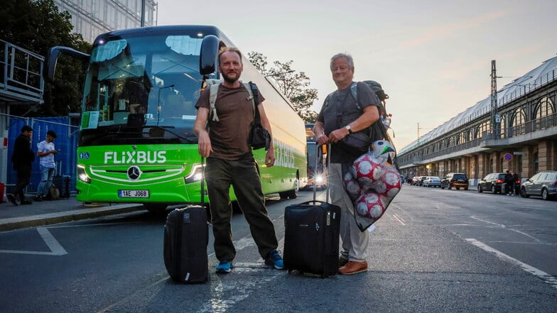 Fotograf Matthias Schumann und Sächsische.de-Autor Olaf Kittel (v. l.) sind mit dem Flixbus von Dresden nach Kiew mitgefahren. Im Gepäck: Fußbälle für ukrainische Schulkinder.