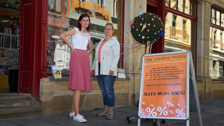 Zwei, die mehr als Verkäuferinnen sind: Stephanie Wuttke (li.) und Anja Grigat, die mit dem Pirnaer Geschäft umziehen.