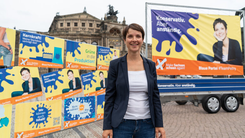 Frauke Petry, Vorsitzende der Blauen Partei, bei der Vorstellung der blauen Kampagne zur Landtagswahl in Sachsen 2019 auf dem Theaterplatz.