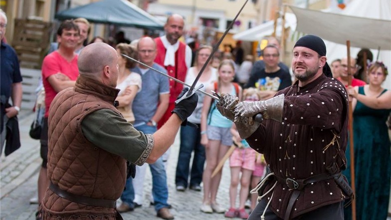Schwertkämpfe auf dem Mittelaltermarkt.