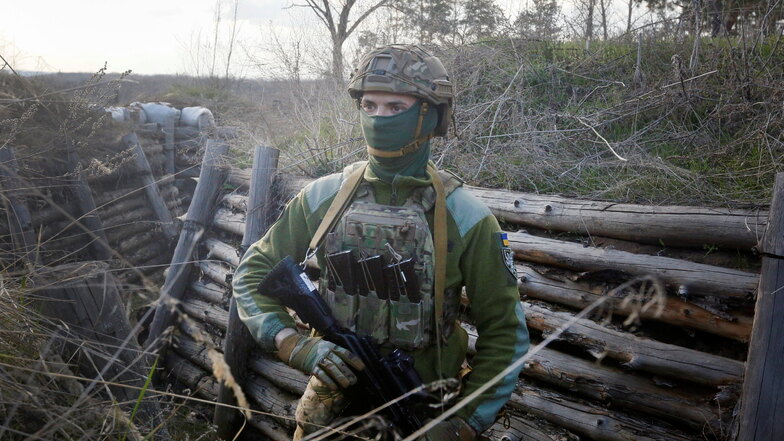 Ukraine, Luhansk: Ein ukrainischer Soldat an der Trennlinie zum pro-russischen Separatistengebiet. Wegen eines russischen Truppenaufmarschs unweit der ukrainischen Grenze wächst die Sorge vor einer Eskalation.