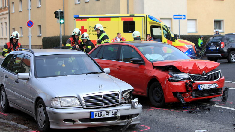 Autos prallen an Kreuzung in Pirna zusammen