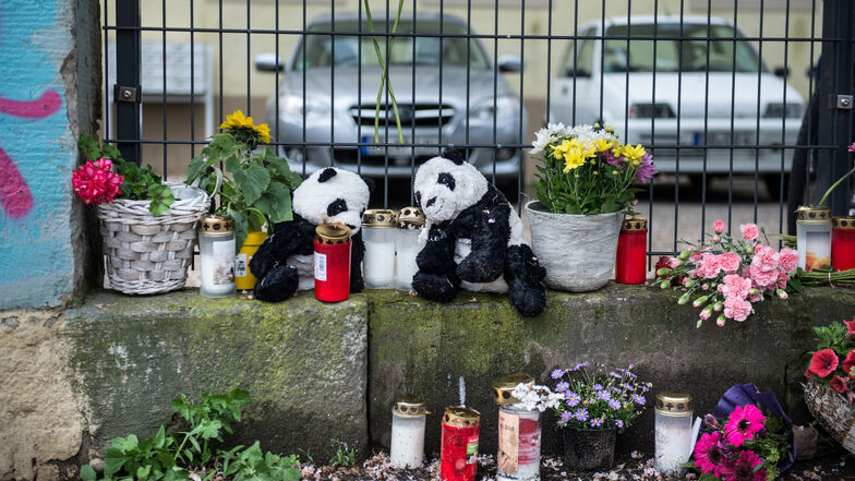 Blumen und Kerzen an der Stetzscher Straße erinnern an Maya und Leo. Nun werden noch Spenden gesammelt.