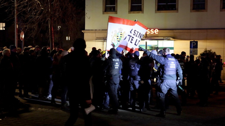 Gerangel in Bad Schandau: Die Demo gelangte schließlich vor das Rathaus.