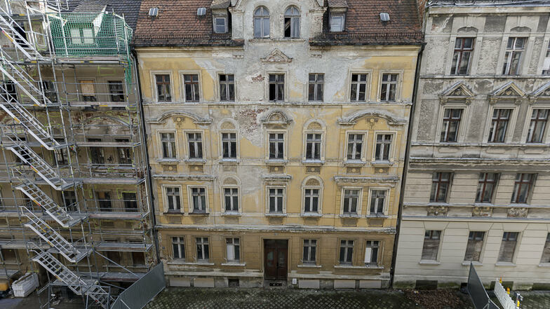 Das gelbe Haus in der Mitte droht einzustürzen: die Jauernicker Straße 31. Links die Nummer 30 ist inzwischen gesichert. Beide gehören dem gleichen Eigentümer aus Berlin. Das Eckhaus Reichertstraße 8 (rechts) ist auch marode und leerstehend.