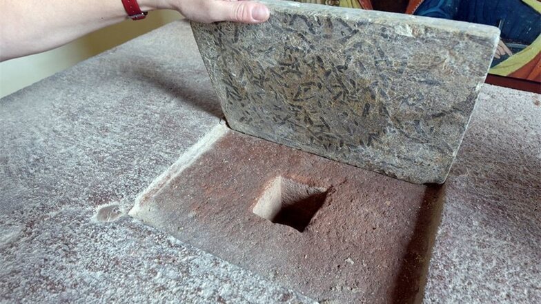 Eine Besonderheit birgt der Altarstein. Unter einer abnehmbaren Platte befindet sich ein Reliquienschacht.