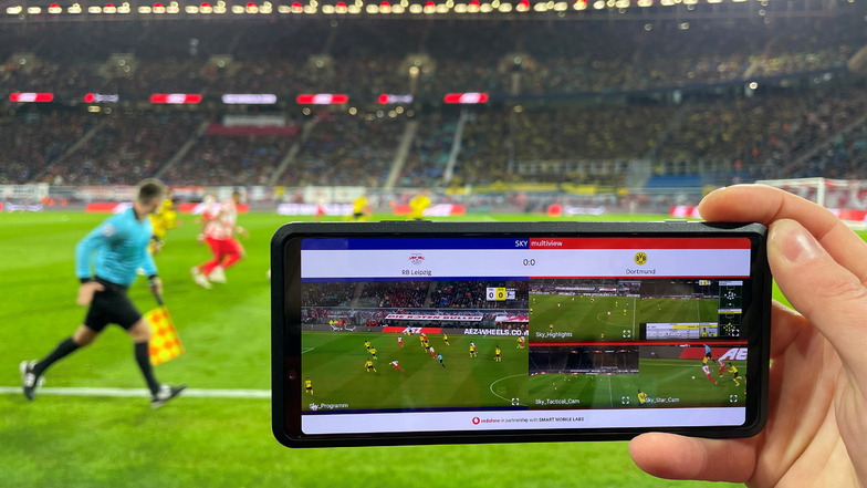 So sieht die 5G-"Multiview"-App für Stadionbesucher derzeit aus: Neben dem Hauptsignal der Sky-Übertragung (links) können Anwender weitere Perspektiven anwählen.
