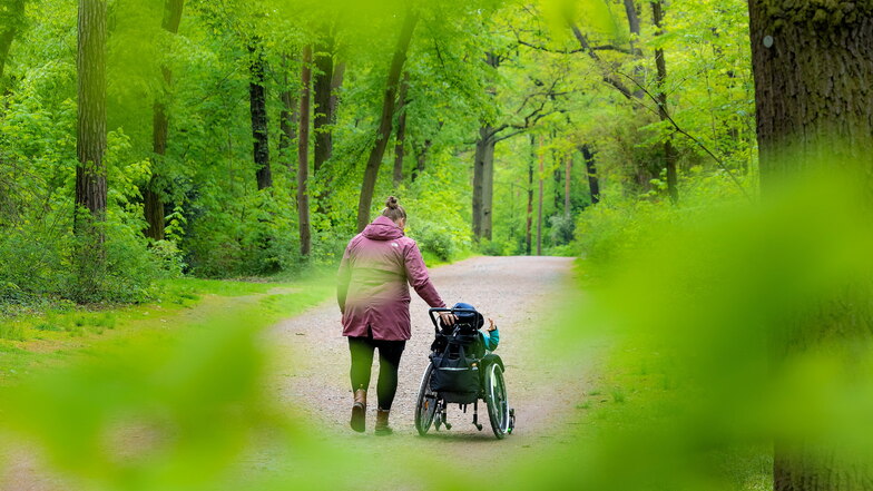 Nach dem Besuch des Sozialpädiatrischen Zentrums an der Dresdner Uniklinik spazieren Mutter Thekla und Mats gern noch eine Runde durch den Park.