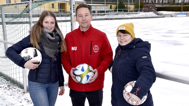 Alexa Böhme (li.) und Anne Baldermann spielen im neu gegründeten Frauenteam des TSV Wachau mit. Trainiert werden sie von Markus Uhlig.