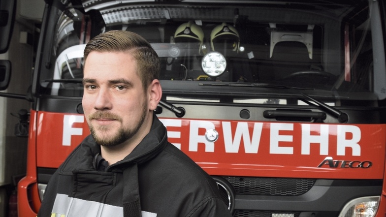 Hauptbrandmeister Robert Gudat ist seit Anfang des Jahres Stadtwehrleiter in Riesa. Der 32-Jährige ist gelernter Verwaltungsfachangestellter. Hier steht er in der Fahrzeughalle in der Hauptstelle Gröba.