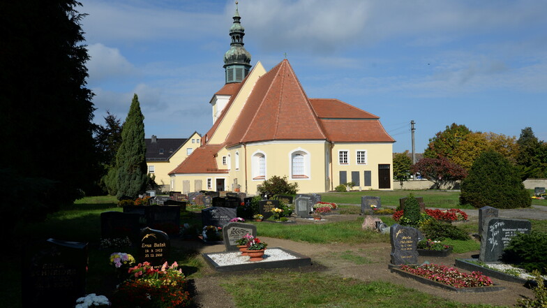 Die evangelische Kirche in Klitten hat sich zu ihrem Jubiläum herausgeputzt. Dach, Fassade und Fenster wurden dieses Jahr umfangreich saniert.
