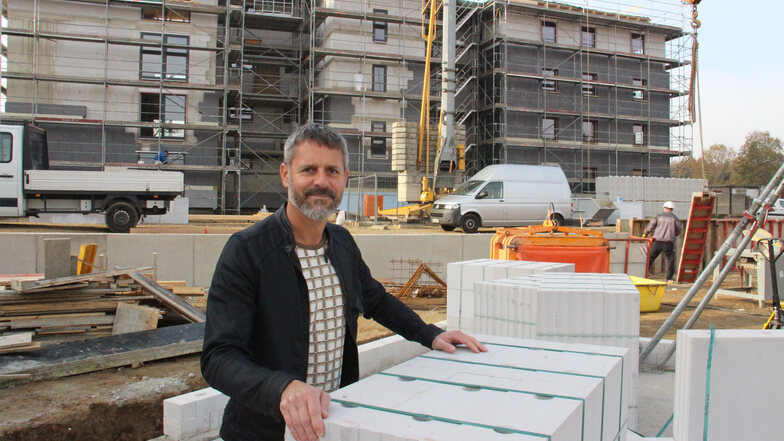 Bauherr und Bauleiter Silvio Bjarsch freut sich, dass die Arbeiten an den Neubauten Thrombergstraße 31 und 33 planmäßig vorangehen.