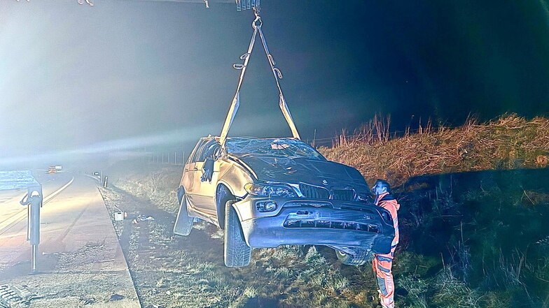 Nachdem der 29-jährige rumänische Fahrer von der Fahrbahn ab kam, ließ er den Unfallwagen zurück und lief davon.