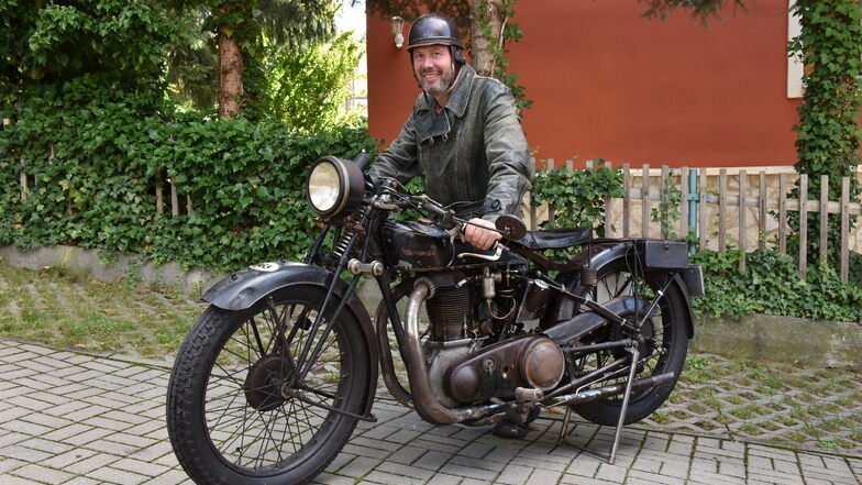 Marco Krauß aus Freital mit seinem Oldtimer-Motorrad, mit dem er über die Alpen fuhr.