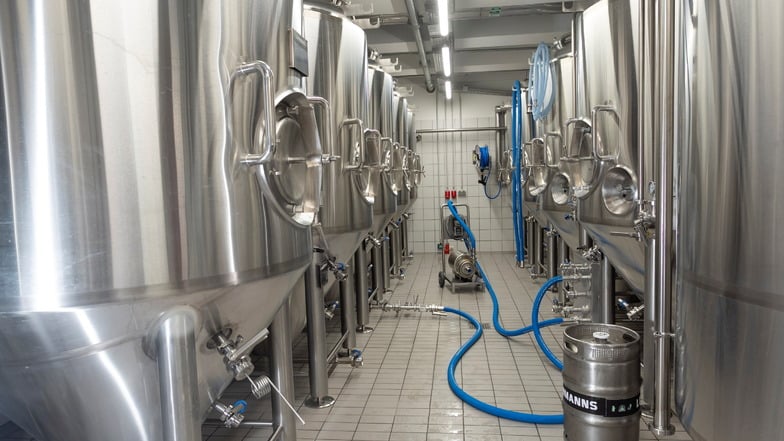 Im Keller der Uni-Brauerei im Kraftwerk Mitte gären und lagern die verschiedenen Biersorten in diesen riesigen Tanks, die 2.000 Liter fassen können.