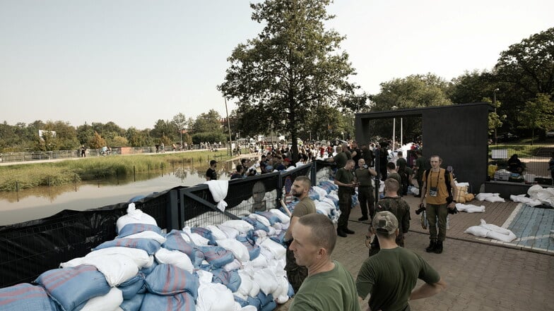 Breslau: Säcke werden als Schutzmaßnahmen gegen die Hochwasserwelle am Fluss Bystrzyca aufgestellt.