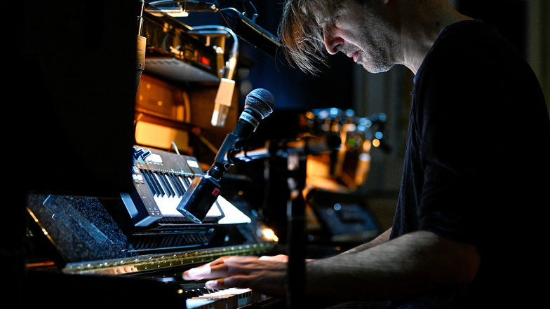 Der Musiker PC Nackt spielt im Dresdner Schauspielhaus allein achthändig Klavier