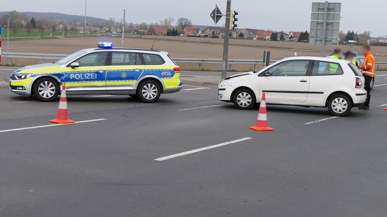 Der VW und das Polizeiauto wurden bei einem Unfall beschädigt.