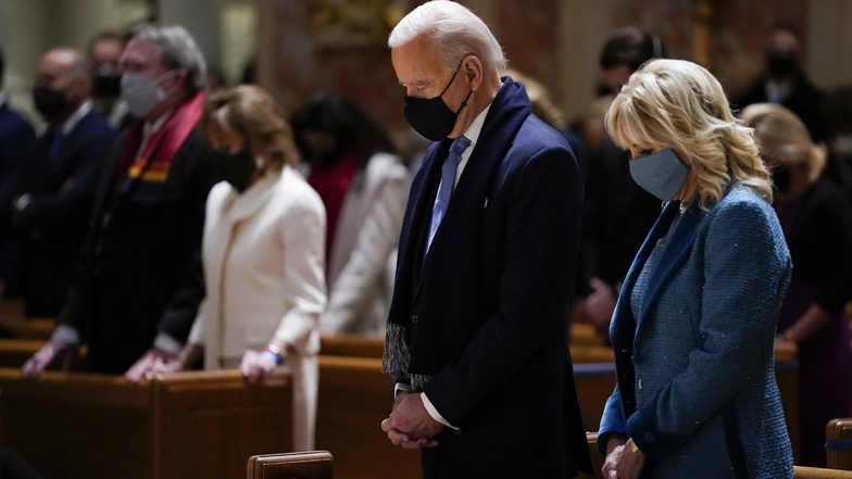 Der designierte US-Präsident Joe Biden und seine Frau Jill Biden besuchen die Messe in der Kathedrale St. Matthew the Apostle während der Feierlichkeiten zu seinem Amtsantritt.
