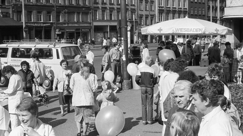 Gemeinsamer Aktionstag des DRK Wiesbaden und Görlitz auf dem Postplatz im Mai 1990.