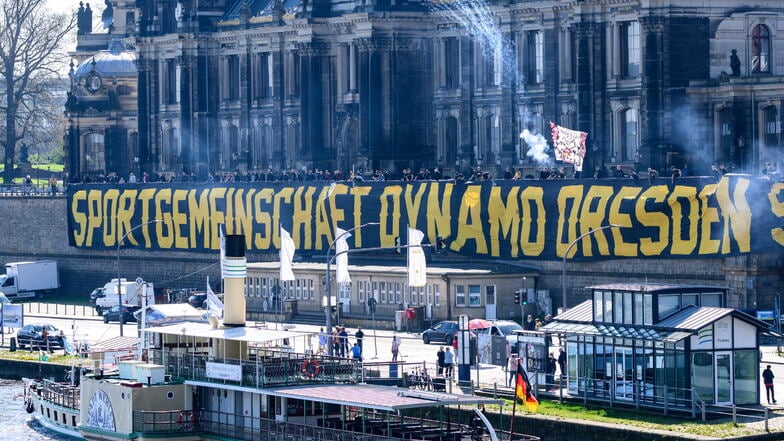 Anhänger der SG Dynamo Dresden haben am Geländer der Brühlschen Terrasse ein Banner aufgehängt. O OST +++
Foto: dpa