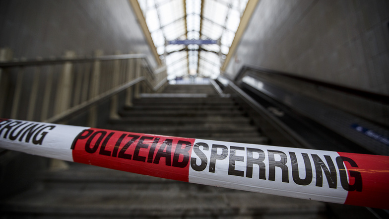 Nach einem tödlichen Unfall am Bahnhof Werdau ermittelt nun die Kriminalpolizei Zwickau zu den Umständen. Ein 40-Jähriger fiel nach ersten Angaben aus einer fahrenden S-Bahn.