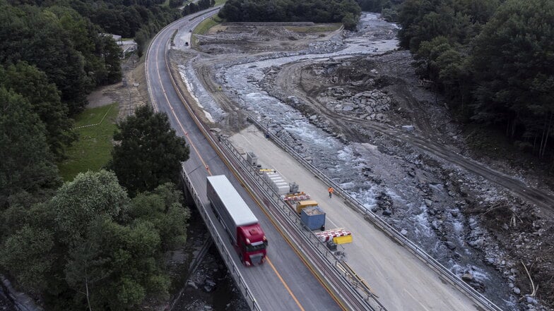 Am Freitagmorgen ab 5 Uhr konnten Autos und Lastwagen die A13 auf der San-Bernardino-Route im Kanton Graubünden wieder einspurig befahren.