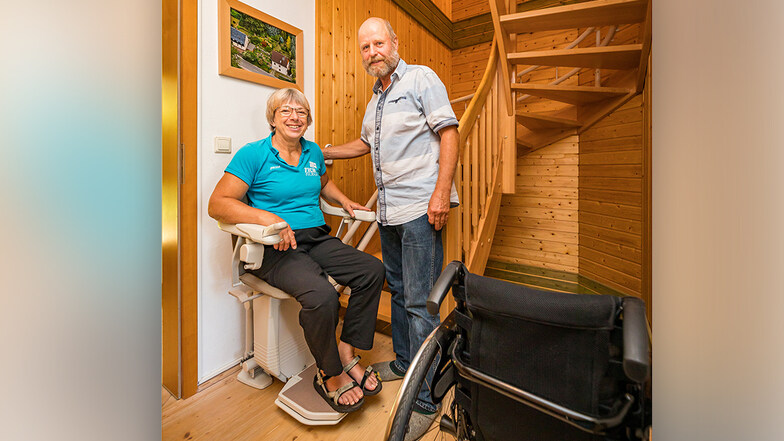 In die zweite Etage ihres Hauses geht es nun per Treppenlift: Sieghard und Sylvia Weißbach aus Burkhardtsdorf in ihrem Flur.