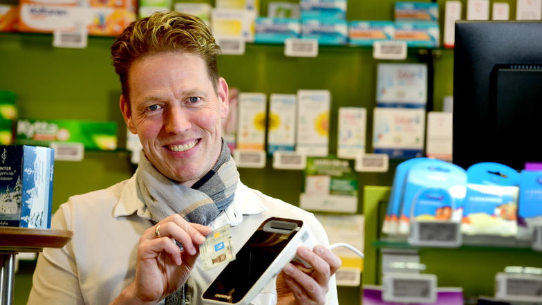 Apotheker Stephan Hampel mit einem Kartenlesegerät für digitale Rezepte in der Herrnhuter Apotheke zum Hutberg.