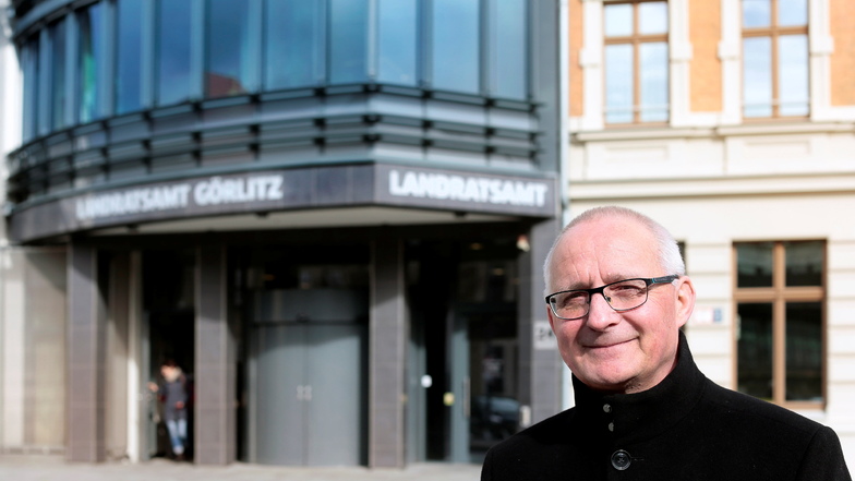 Thomas Pilz vorm Landratsamt in Görlitz. Am Dienstag sitzt er ab 16 Uhr am Computer.