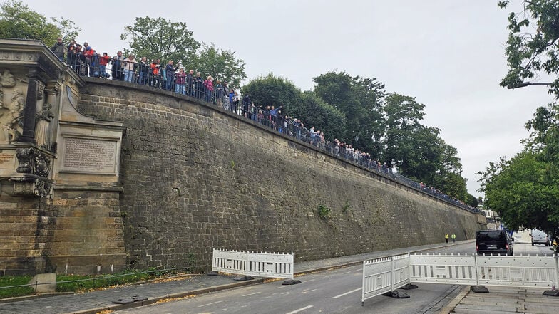 Hunderte Menschen stehen auf der Brühlschen Terrasse und am Elbufer, um sich die eingestürzte Carolabrücke in Dresden anzusehen.