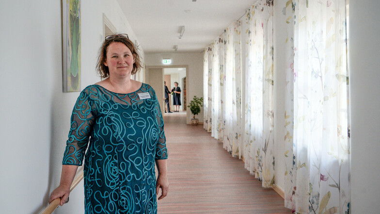Elisabeth Schöne - hier im Gang des ersten Obergeschosses - ist die Pflegedienstleiterin im Bischofswerdaer Hospiz Siloah.