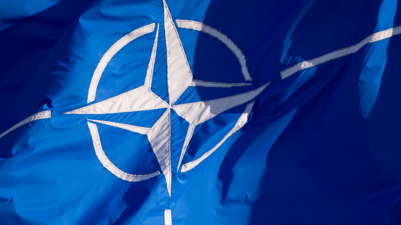 Die Nato-Fahne weht vor dem NATO-Hauptquartier in Brüssel. Schweden und Finnland stehen möglicherweise vor einem Beitritt.