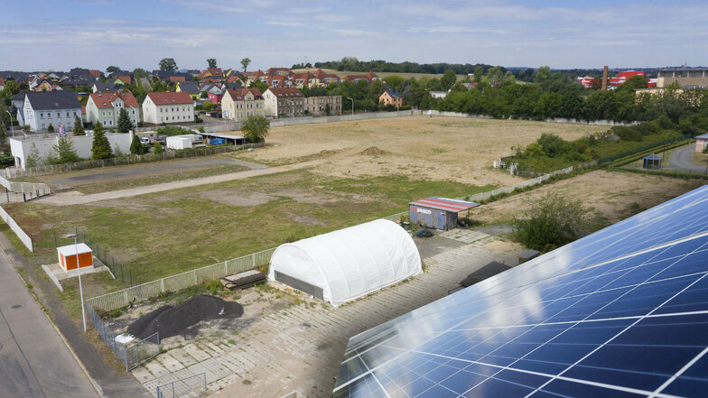 Das Wohngebiet am Kalkberg (Hintergrund) ist nicht weit: Auf einer Brache am Wasserweg ist eine große Photovoltaikanlage geplant. Die Bildmontage zeigt ein Solarmodul, von denen mehrere Tausend auf der Fläche installiert werden sollen.