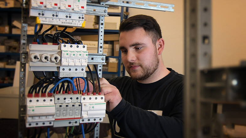 30 Mitarbeiter sind in der EGH beschäftigt. Mechatroniker Kevin Friedrich baut unter anderem an einem Stromverteiler.
