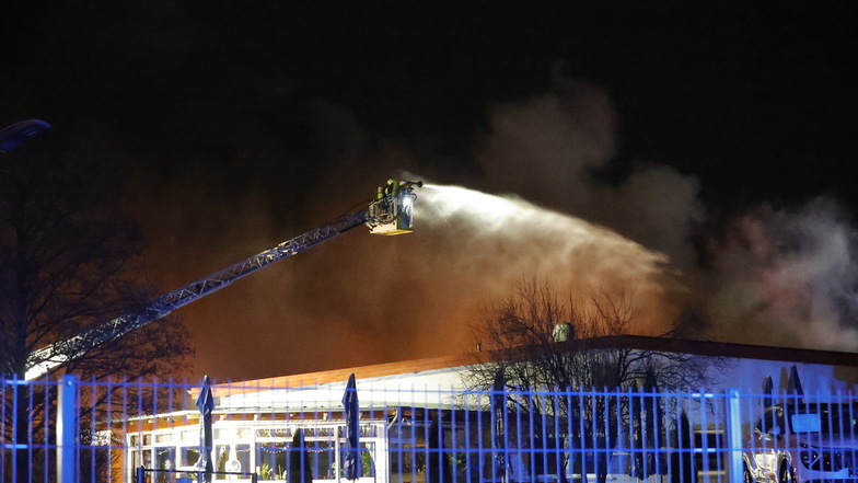 In der Silvesternacht brannte in Chemnitz das Dach einer Autowerkstatt
