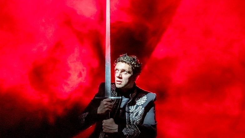 Bei "Macbeth" führte Christian Friedel Regie und spielt die Hauptrolle. Die Inszenierung läuft fast immer ausverkauft am Staatsschauspiel Dresden.