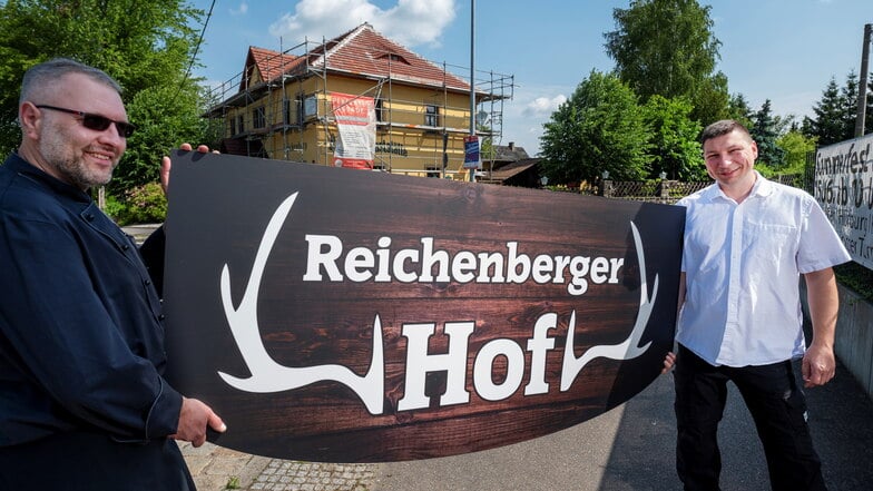 Der neue Erbbaupächter Ralph Grupe (r.) und Chefkoch Robert Hohensee öffnen das ehemalige Restaurant "Feldschlößchen" am Freitag unter neuem Namen.