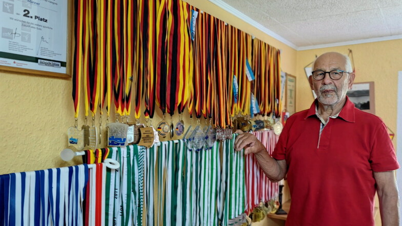 Theo Schnappauf in seinem Arbeitszimmer, in dem Hunderte Medaillen von nationalen und internationalen Wettkämpfen hängen.