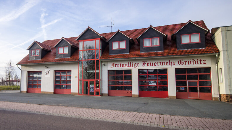 Am Gerätehaus der Gröditzer Feuerwehr wird eine ortsfeste Landfunkstelle installiert.