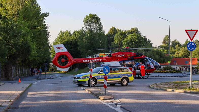 Der Rettungshubschrauber landete im Kreisverkehr nahe der Neugersdorfer Bahnbrücke. Auf der Brücke passierte der Unfall.