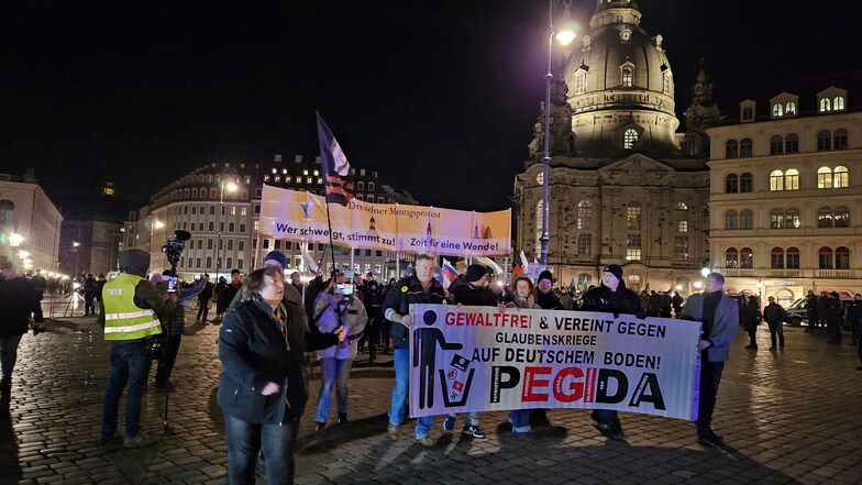 Pegida-Demonstranten am Montagabend auf dem Dresdner Neumarkt.