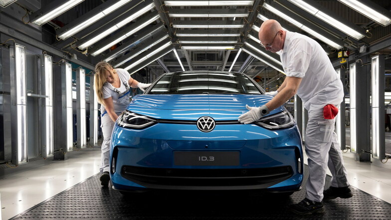 In der Zwickauer VW-Fabrik arbeiten rund 10.700 Menschen. Für 2.200 Beschäftigte laufen die Verträge in den kommenden zwei Jahren aus.